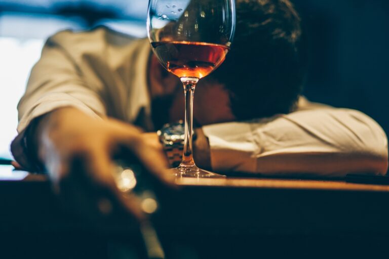 Psiquiatra aponta sinais de que o consumo de álcool passou do limite