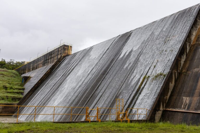 Reservatório do Descoberto transborda após chuvas intensas e reforça segurança hídrica no DF