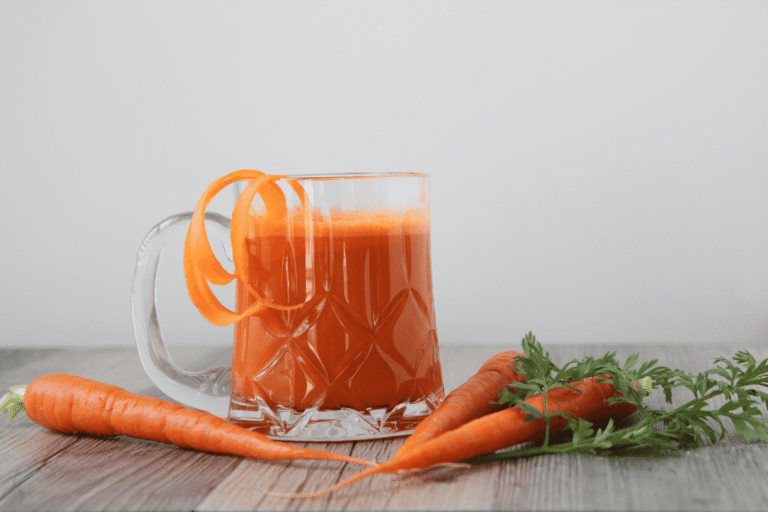 Sucos para reforçar o bronzeamento funcionam? Entenda a relação