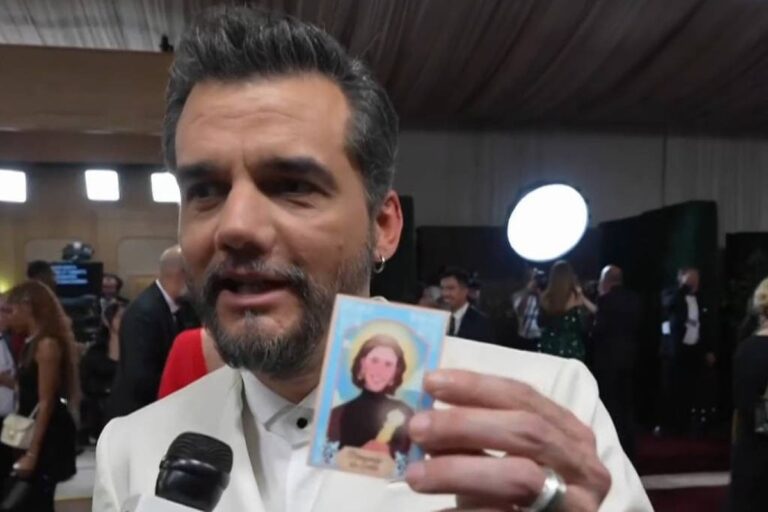 Veja o santinho de Fernanda Torres que Wagner Moura levou ao Globo de Ouro