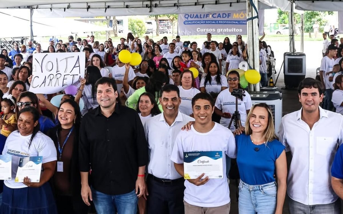 Deputado Robério Negreiros celebra certificação de mais de 600 alunos pelo programa QualificaDF Móvel
