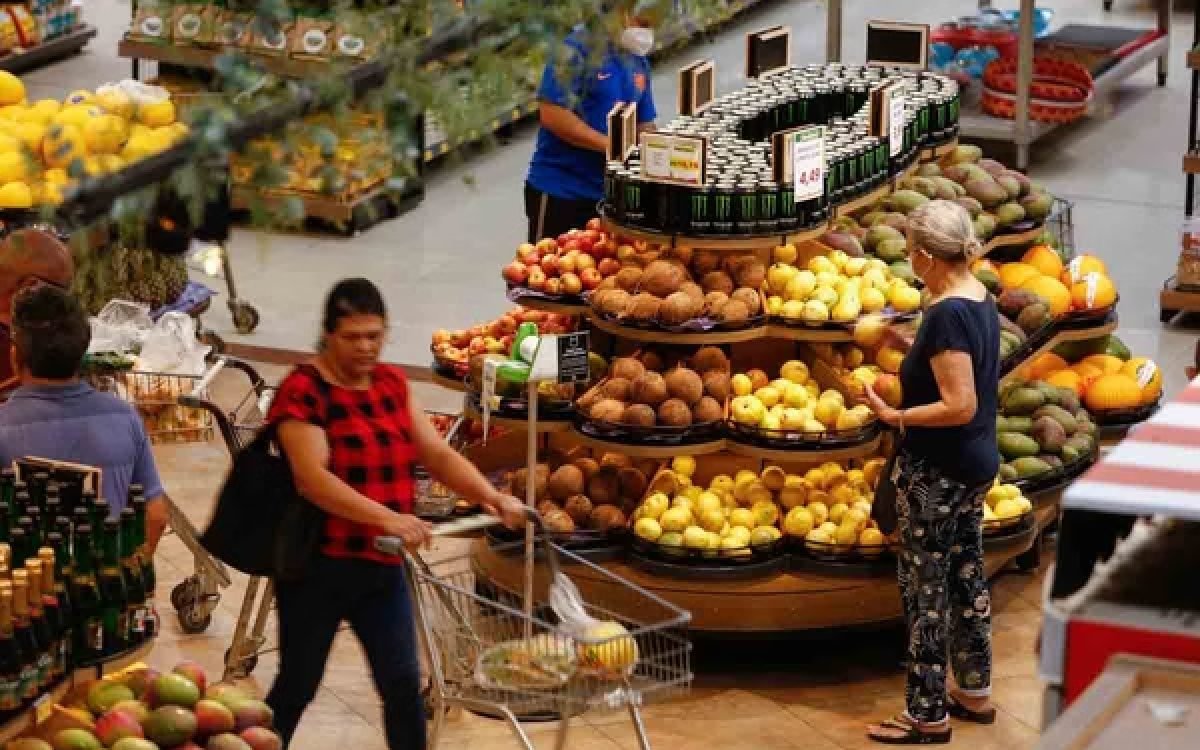 Como economizar na hora das compras do mês? Veja dicas de economistas