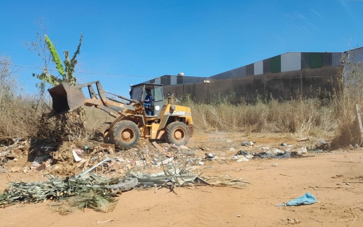 Administração Regional da Estrutural Realiza Limpeza em Área da Terracap para Combater Descarte Irregular de Entulhos