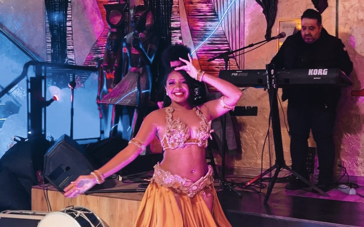 Refúgio do Oriente: Dunas Bar oferece noite árabe com shows de dança do ventre e gastronomia típica